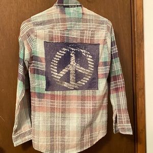 Womens size Med distressed ombré flannel, peace sign embellished, super comfy.